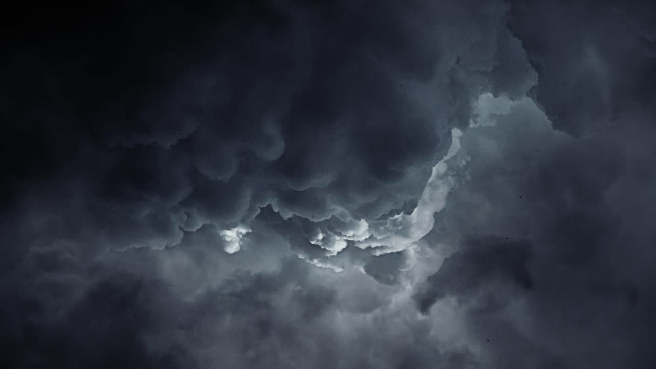 tormenta de 4k, nubes oscuras cuando el clima cambia en el cielo