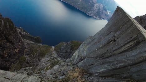 Dynamische-Luftaufnahme-Des-Preikestolen,-Norwegen