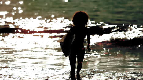 Silueta-De-Mujer-Caminando-Por-El-Mar