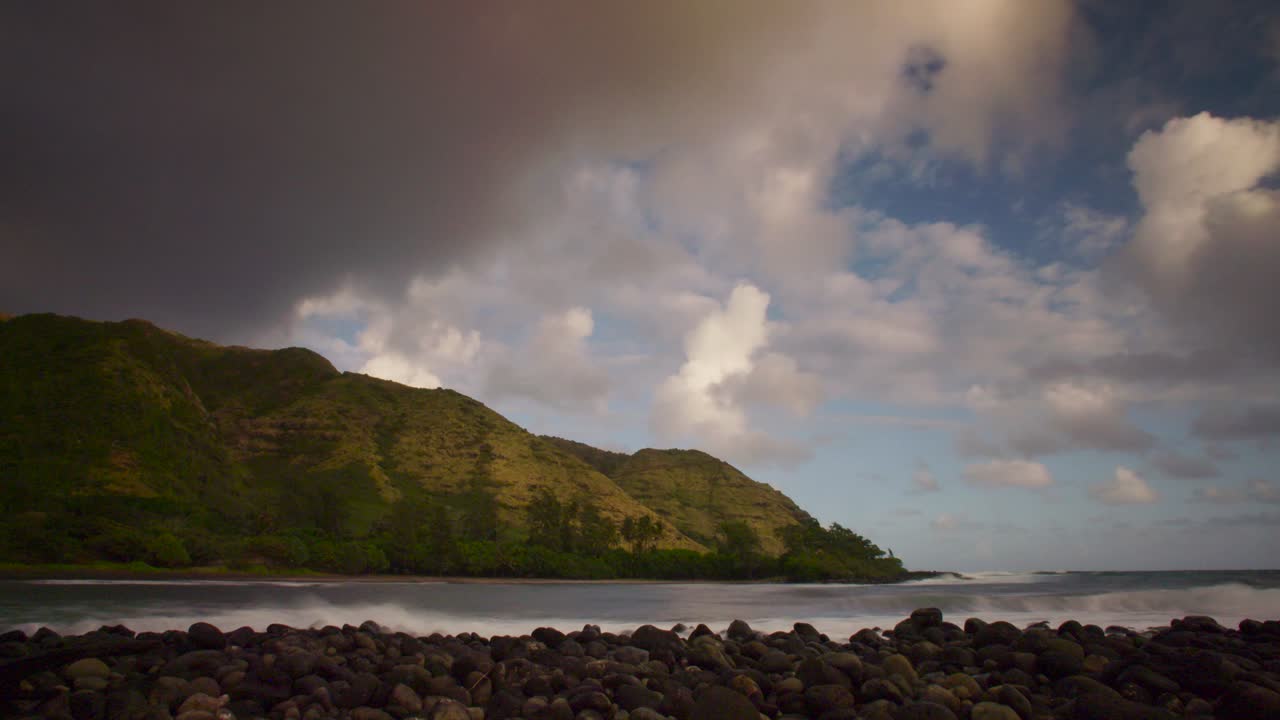 hermoso lapso de tiempo de nubes moviéndose sobre la isla de molokai hawaii