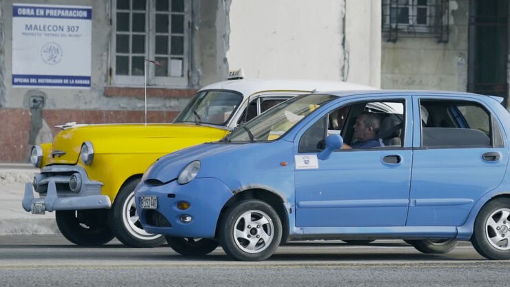 Coches antiguos y modernos en una calle de La Habana