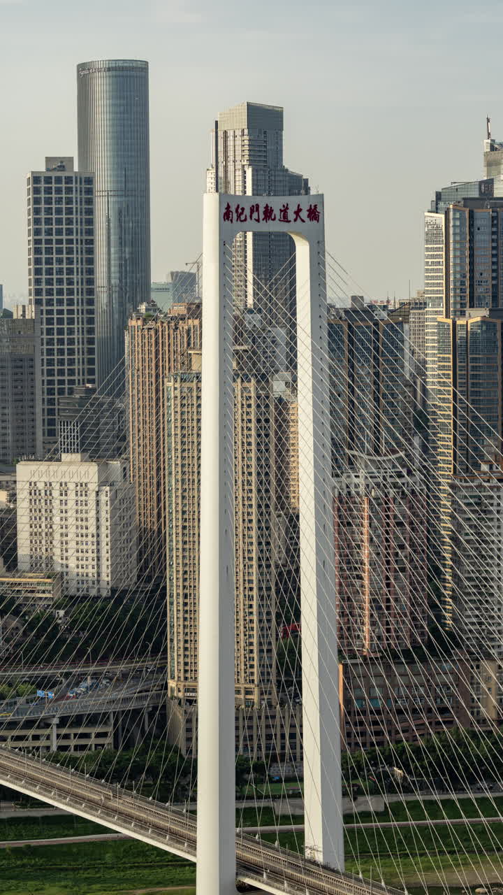 Timelapse de cena de rua de Chongqing de um ponto de vista elevado na vertical.