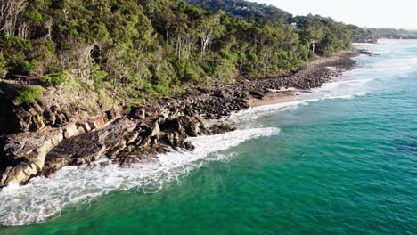 Olas-En-La-Costa-Rocosa-De-La-Playa-Tropical-En-El-Parque-Nacional-De-Noosa,-Queensland,-Australia