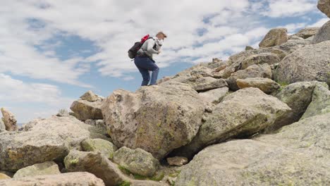 caminante escalada bloque cumbre rocosa | monte bierstadt, colorado