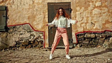 feliz, mujer y bailando en la calle con la cadera