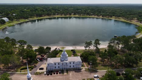 Chautauqua-Building-And-Methodist-Church-On-Shore-Of-Lake-DeFuniak-In-DeFuniak-Springs,-Walton-County,-Florida