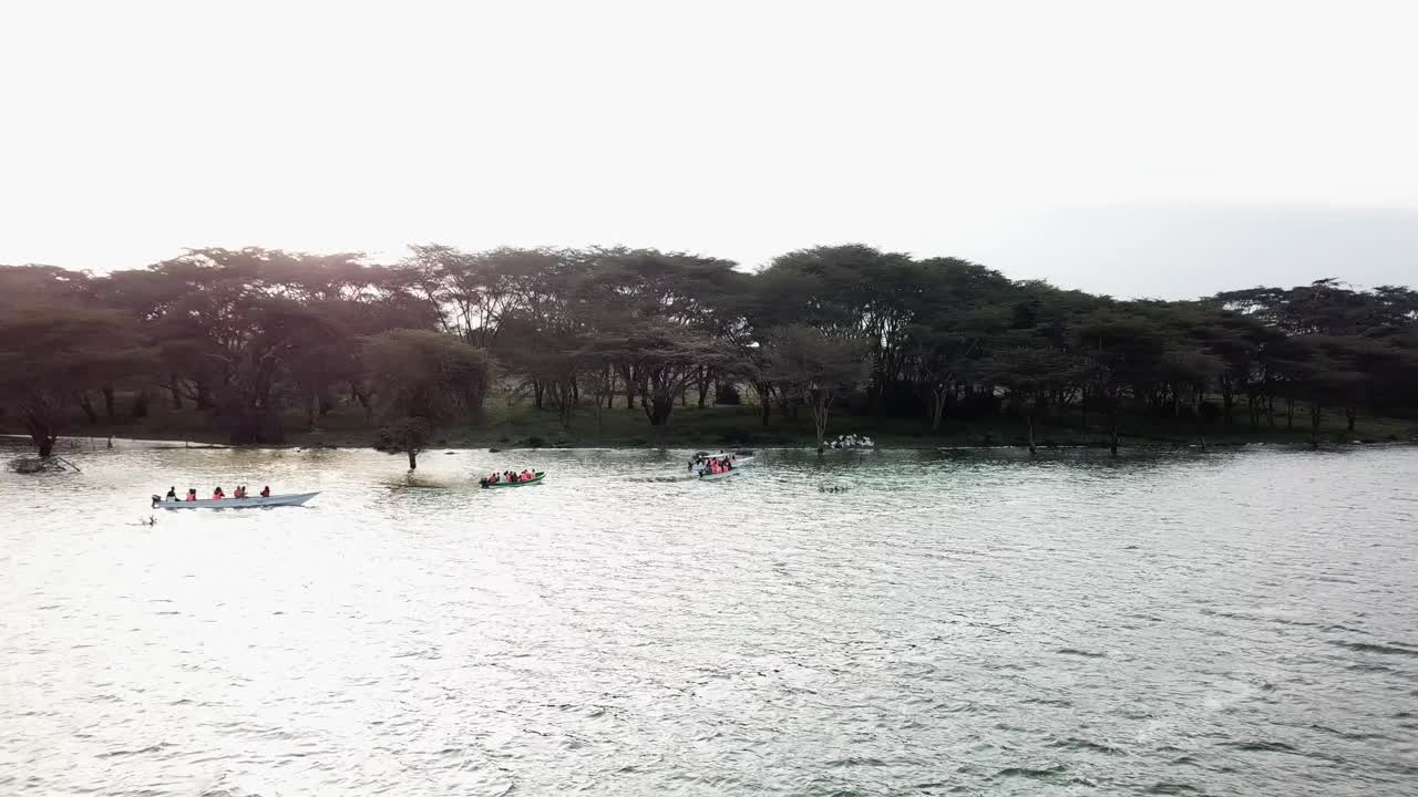 케냐의 나이바샤 호수에서 항해하는 보트 그룹의 드론 보기