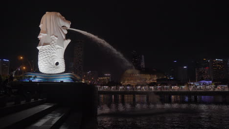 merlion fountain at night in singapore