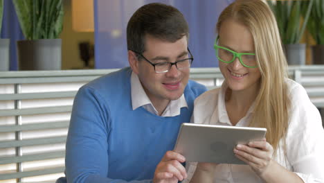 Fashion-Couple-Using-A-Tablet