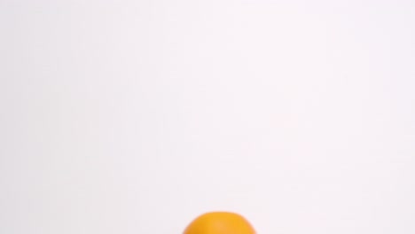 naranjas, limones y limas cayendo a cámara lenta como pelotas que rebotan sobre fondo blanco