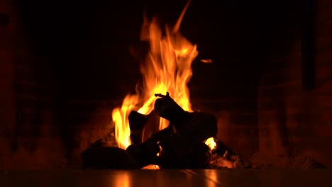 plano de una chimenea donde arde madera para hacer fuego y calentar el hogar, magia e hipnosis de las llamas en el ojo