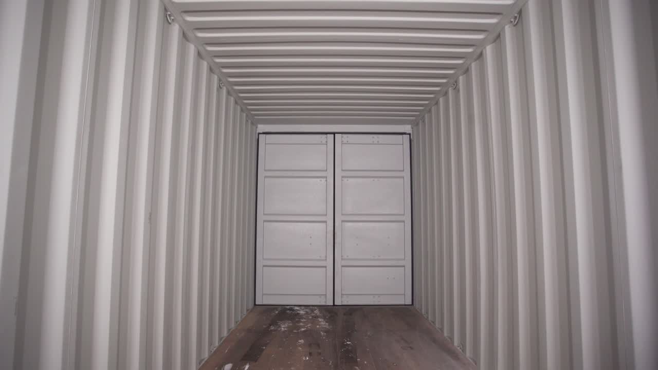 빈 선박 컨테이너 내부