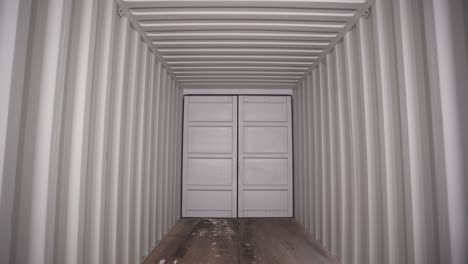 interior del contenedor de transporte vacío