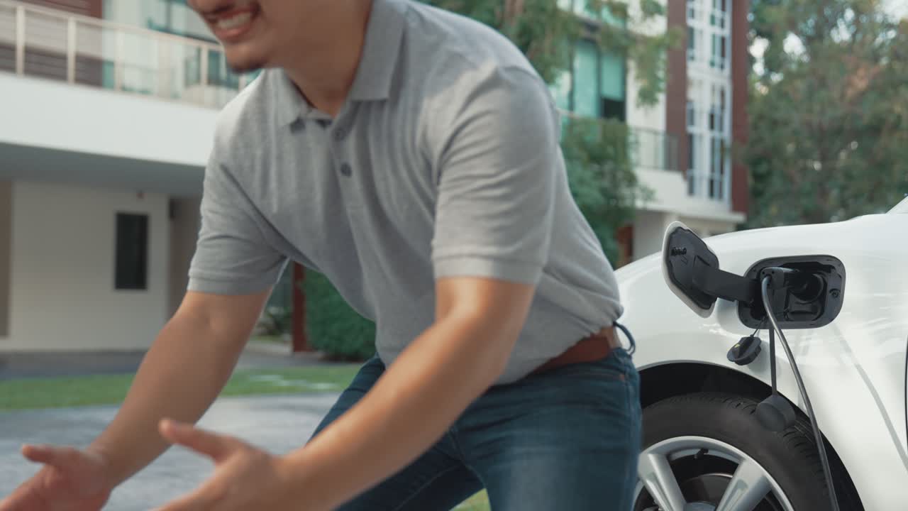 전기차와 충전소가 있는 아버지와 딸의 진보적인 개념입니다.