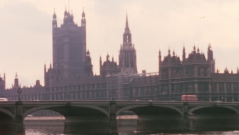 Vista-De-Londres-En-La-Década-De-1960,-El-Támesis,-El-Puente-De-Westminster-Y-El-Big-Ben,-Cámara-Portátil