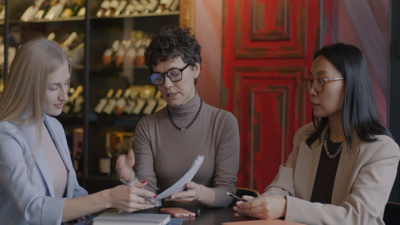 mujeres de negocios en la reunión