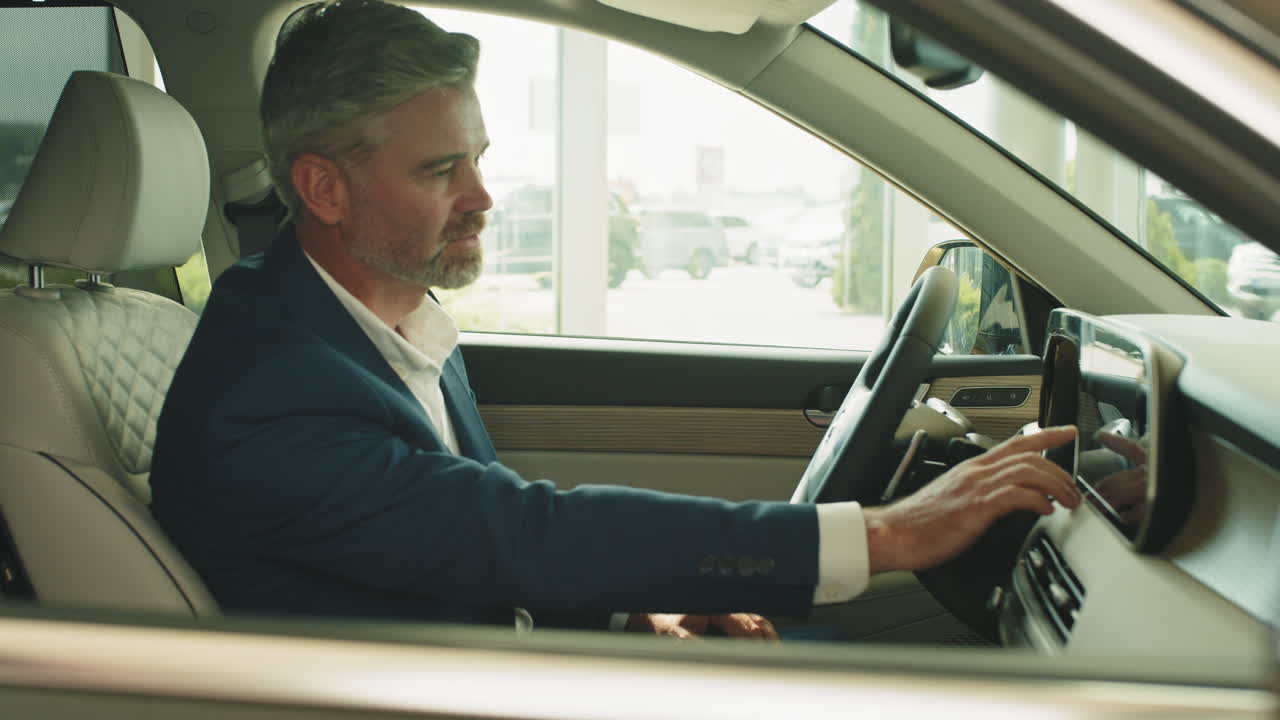 hombre probando tecnología de automóviles en el concesionario