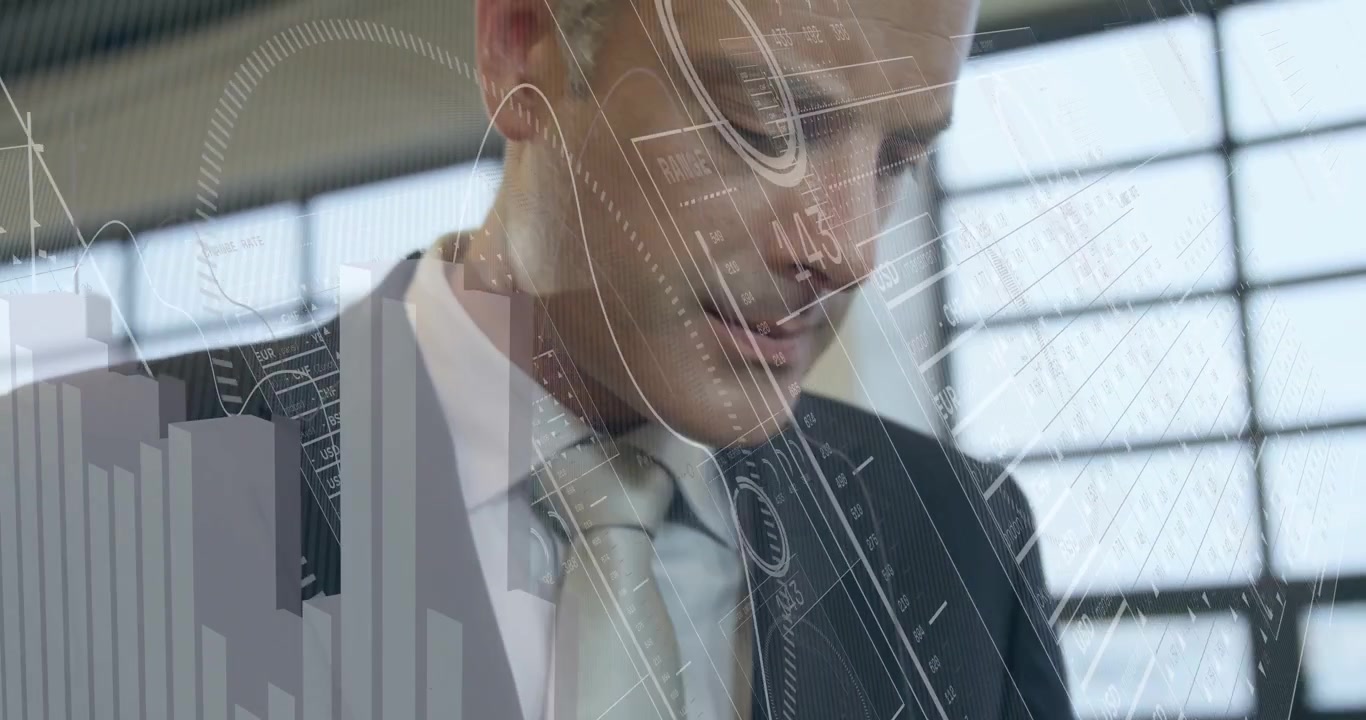Manager di mezza età in giacca e cravatta in ufficio che tocca un tablet mentre appaiono sovrapposizioni HUD, esaminando i dati per prendere una decisione.
