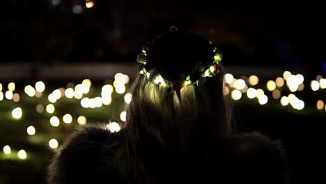 Dama-Con-Una-Corona-De-Luz-Mirando-Un-Mar-De-Luces-Brillantes,-Sydney