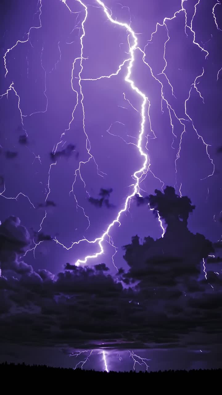 Drammatico scatto dal basso verso l'alto di un vivido fulmine viola che illumina nuvole scure, catturando l'intensità