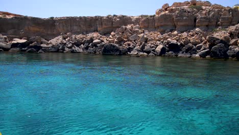 Handheld-Bewegen-Schöne-Ozeanaufnahme-Mit-Felsen-In-Ayia-Napa-Zypern