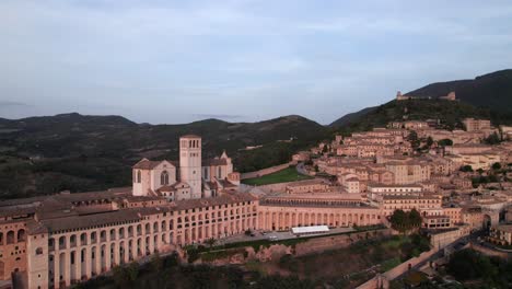 Asís,-Italia-Con-La-Basílica-De-San