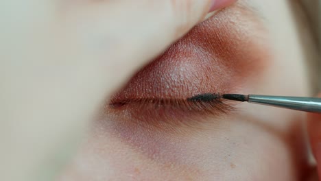applying eye makeup