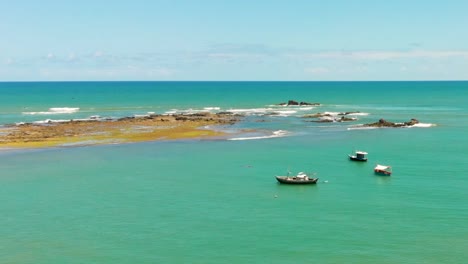 vista aérea de barcos en una playa tropical