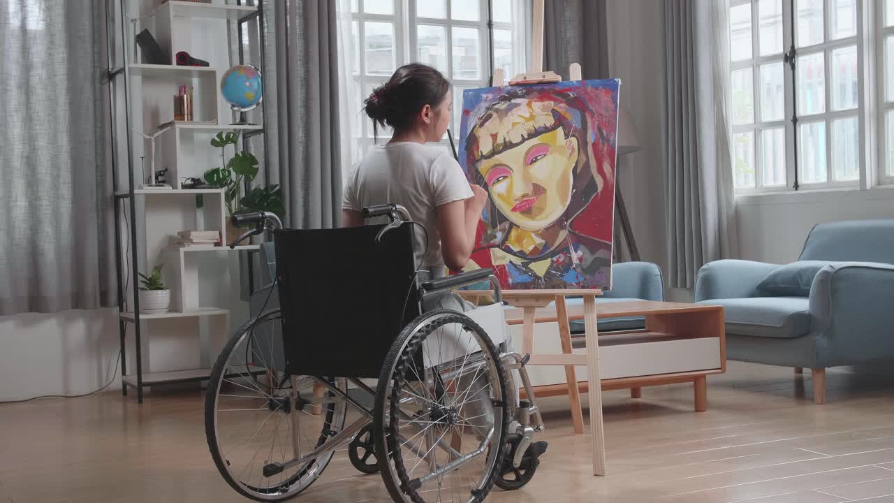 artista discapacitado pintando un retrato en casa