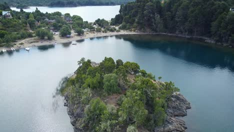 un mundo de tranquilidad y belleza natural, donde una pequeña isla se convierte en un paraíso de paz y maravilla