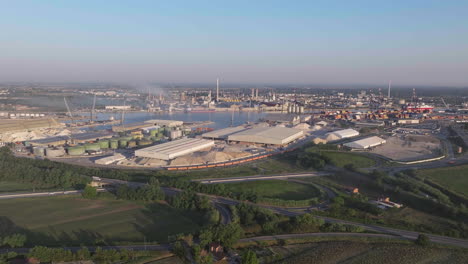 Vista-Panorámica-De-La-Zona-Industrial-Y-Portuaria-De-Rávena,-Filmada-A-30-Fps.