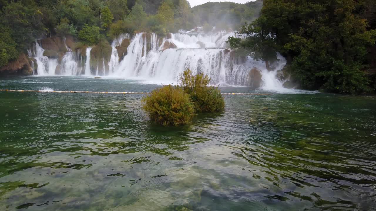 tiro ascendente de skradinski buk la cascada más popular en el parque nacional krka en croacia