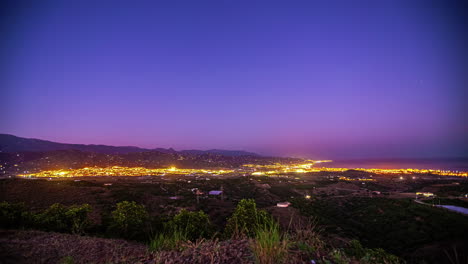 Timelapse-Del-Anochecer-Sobre-El-Cerro-De-La-Encina-Con-Luces-De-La-Ciudad