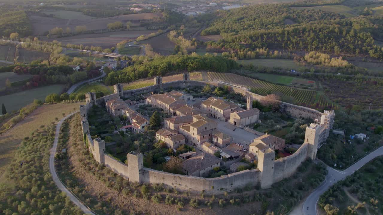 Veduta aerea delle mura medievali che risplendono al crepuscolo, Monteriggioni, Toscana, Italia