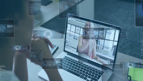 animación del globo, gráficos y lenguaje informático, diversas compañeras de trabajo discutiendo en videoconferencia