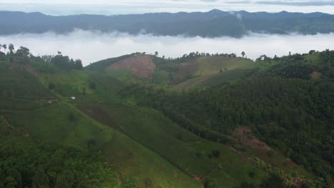 Muy-Por-Encima-De-Los-Picos-De-La-Montaña-Doi-Chang