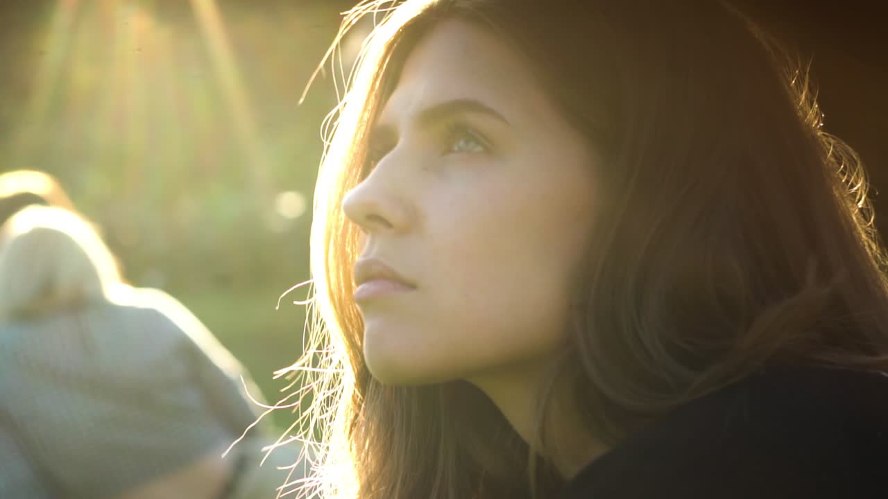 mujer joven al aire libre