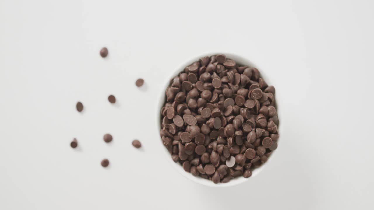 ⁇ 색 배경 위에 있는 그 ⁇ 에 있는 여러 개의 초콜릿  ⁇ 의 위상 뷰의 비디오