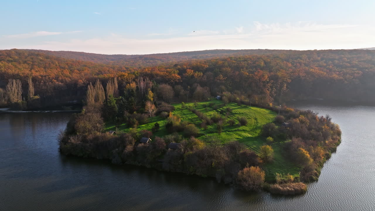 Vista aerea di una piccola isola sul fiume Raut vicino a Orhei, Moldavia