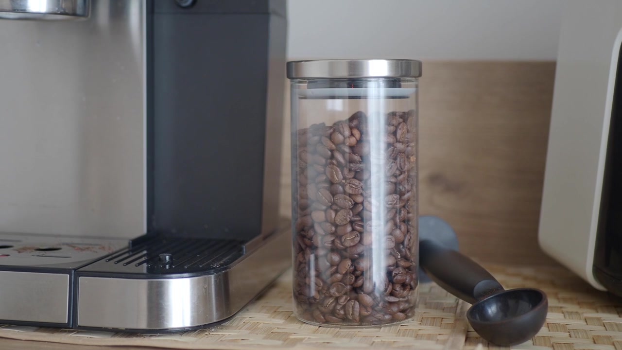 Espresso Makinesinin Yanında Kavrulmuş Kahve Çekirdekleriyle Dolu Cam Kavanoz
