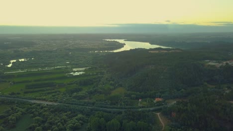 Puesta-De-Sol-Sobre-Un-Río-Que-Fluye-A-Través-De-Un-Bosque