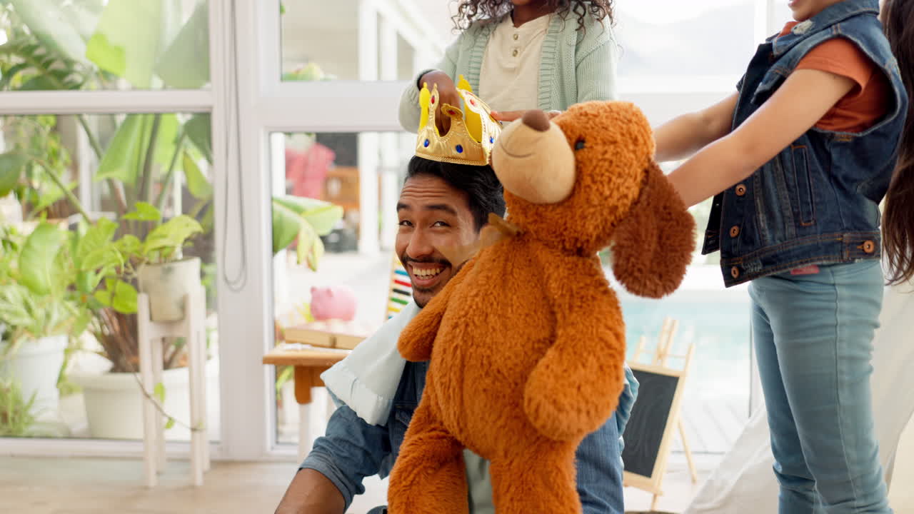 가족, 아버지, 딸, 왕관을 가진 아이들