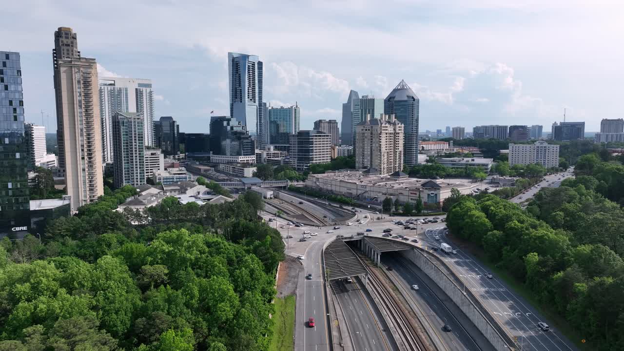 Vista aerea cinematografica del flusso di traffico stradale di Buckhead Atlanta con gli edifici dello skyline sullo sfondo, Georgia, USA.