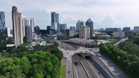vista aérea cinematográfica del flujo de tráfico vial de buckhead atlanta con edificios del horizonte en el fondo, georgia, estados unidos