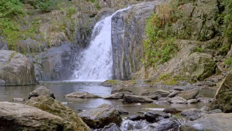 Cascadas-De-Cristal-Que-Fluyen-Hacia-El-Arroyo-De-Agua-Dulce---Cascada-Escénica-En-El-Extremo-Norte-De-Queensland,-Australia