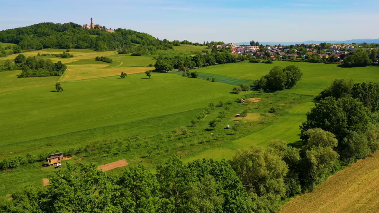 Film z drona 4K z lotu ptaka przedstawiający pola uprawne wokół historycznego zamku Bamberg na obrzeżach Bambergu w Niemczech w piękny wiosenny dzień.