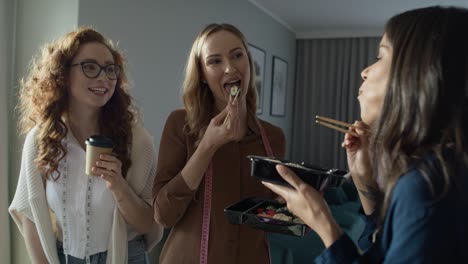 un grupo de mujeres tiene un freno en el taller de sastre.