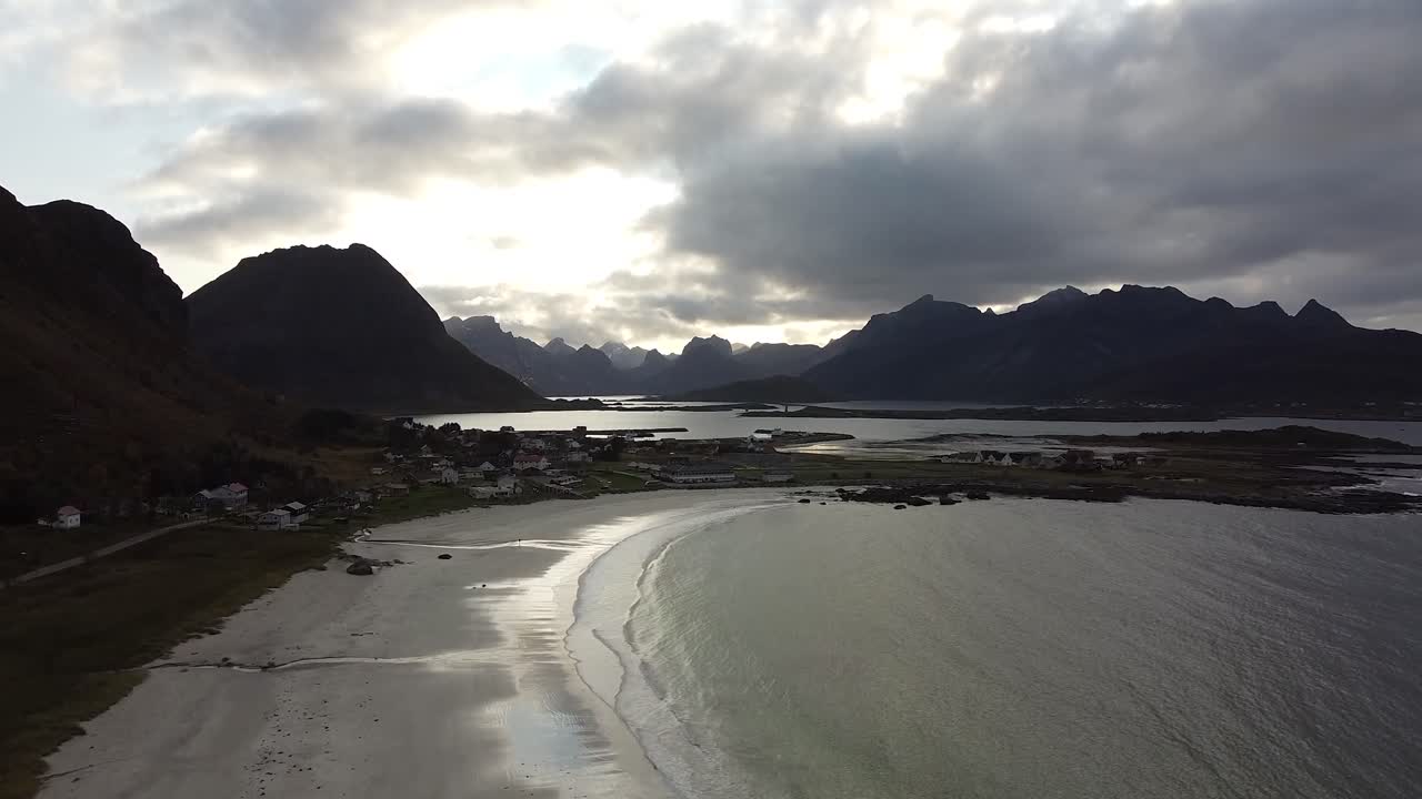 극적인 lofoten 해변 드론 장면