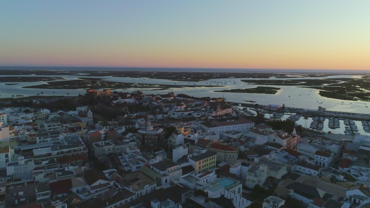 Vista aerea orbitale del tramonto sulla città di Faro con la laguna Ria Formosa