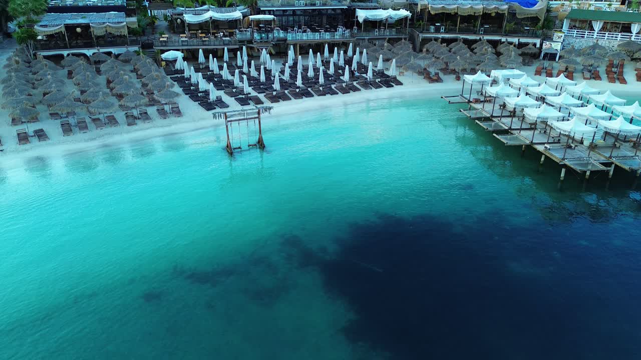 vista aérea de una hermosa playa con aguas cristalinas